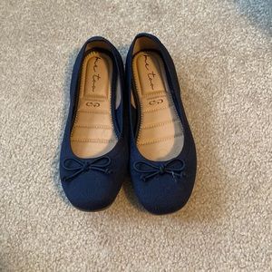 brand new Me too flats. Color: blue. Size:5.5.